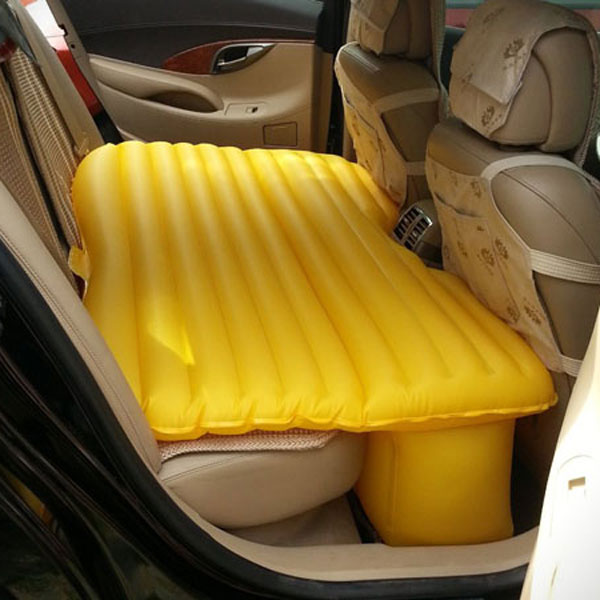 Praktická matrace na zadní sedačku auta
