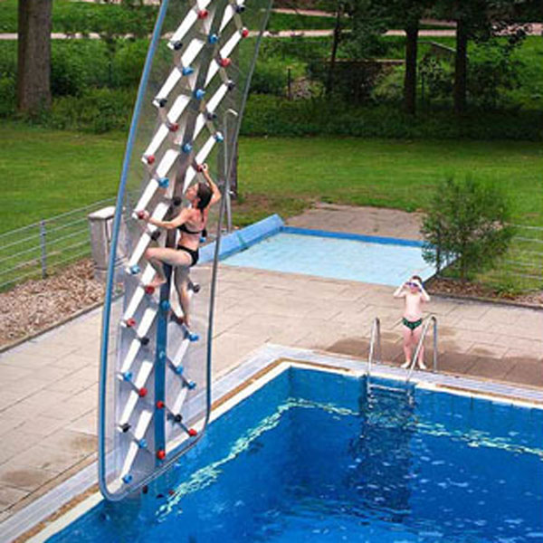 Oživte váš bazén lezeckou stěnou