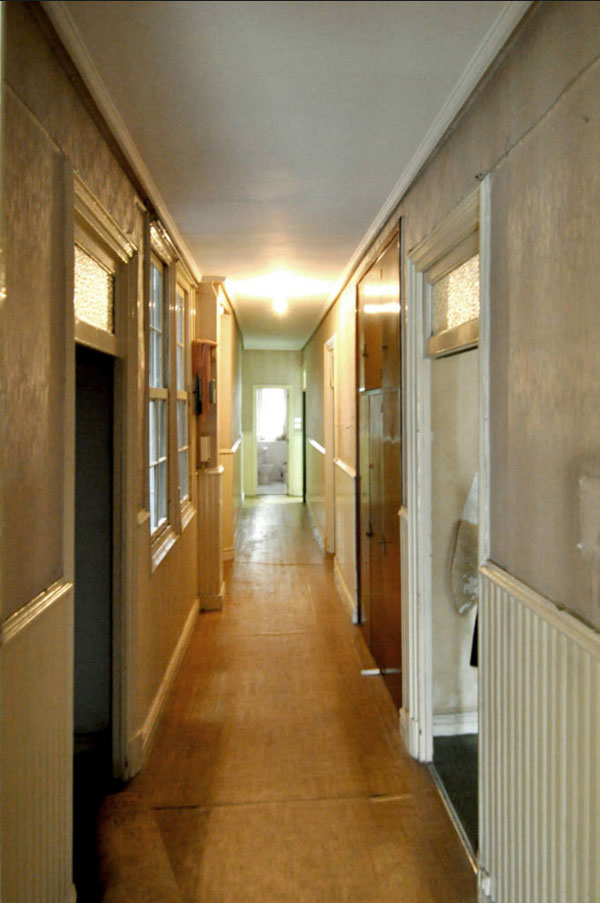 Tmavou špeluňku proměnili v zářivý moderní byt 05
